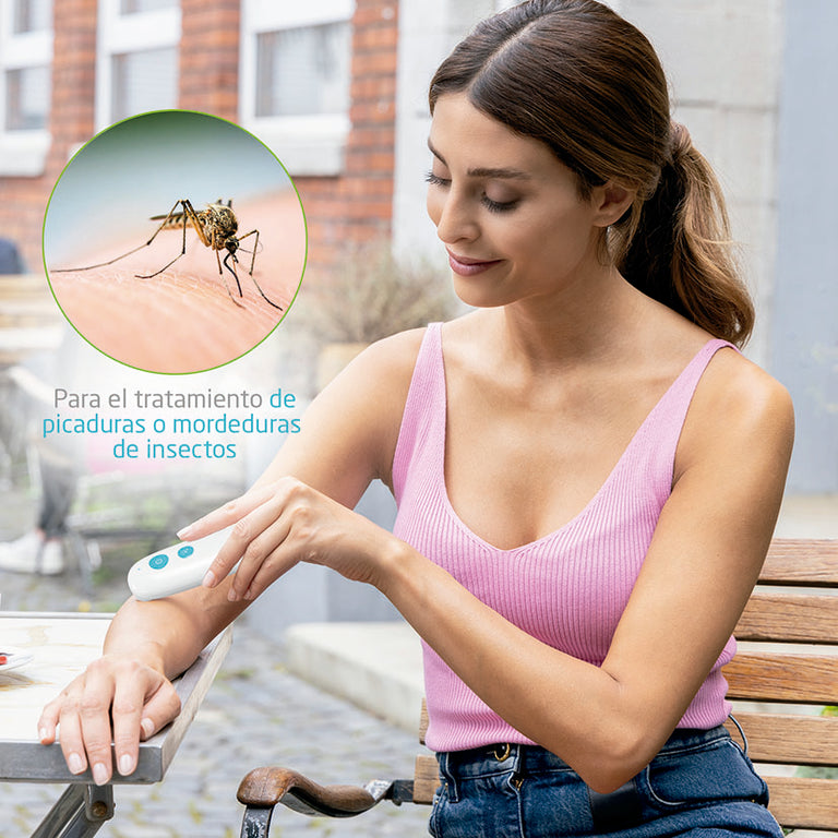 Mujer aplicando el aliviador de picaduras Ecomed IB-50E en el brazo tras picadura de mosquito