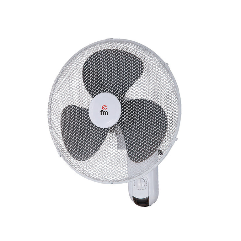 Ventilador de pared FM VM-140 M de 40 cm de diámetro con rejilla protectora blanca y tres aspas oscuras.