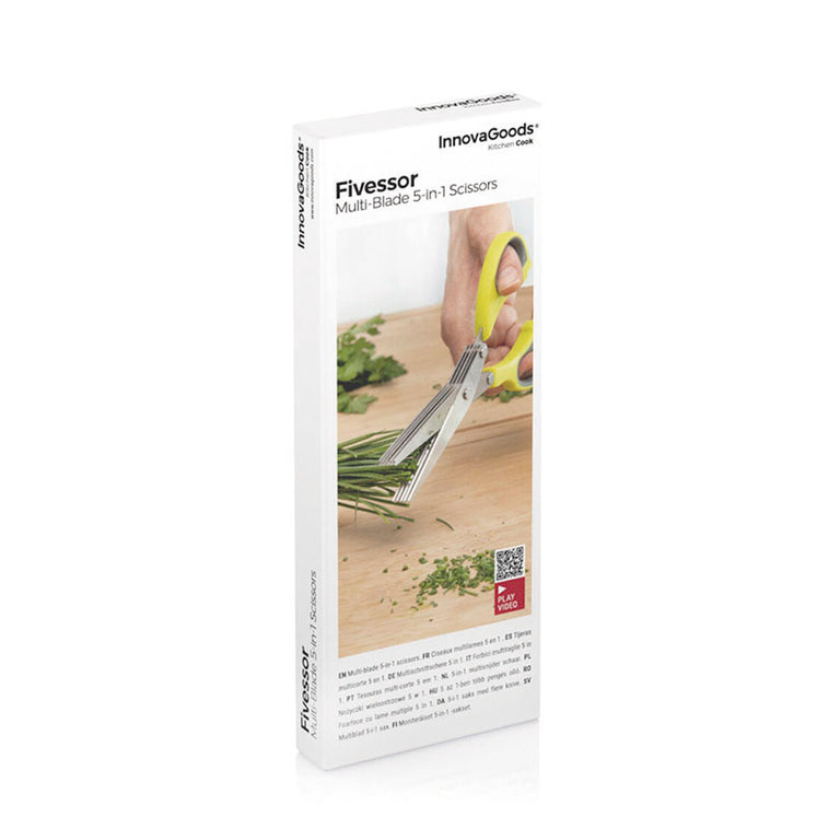 Caja del producto InnovaGoods Fivessor mostrando el uso de las tijeras 5 en 1 para picar cebollino sobre una tabla.