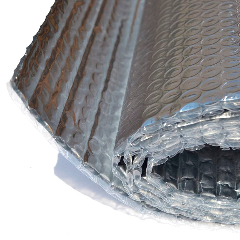 Primer plano del material aislante térmico de aluminio con estructura de burbuja multicapa.
