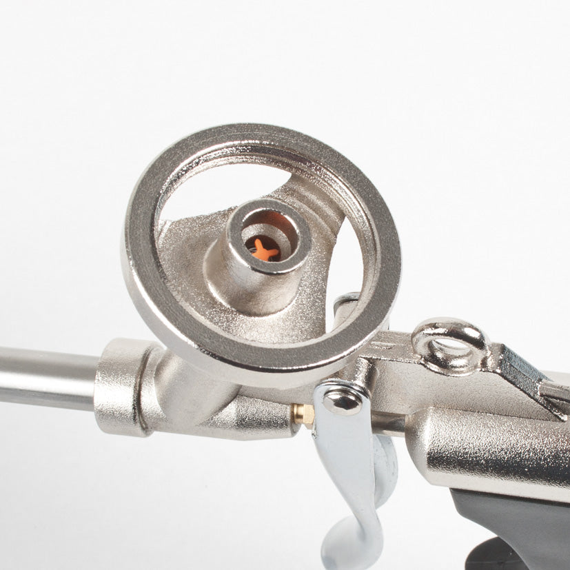 Detalle de la rosca universal y tambor de acero inoxidable de la pistola aplicadora de poliuretano RATIO.