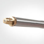 Primer plano de la boquilla de cobre de 2 mm de precisión para aplicación de espuma expansiva.