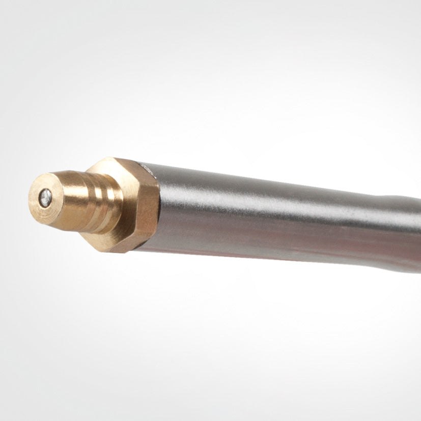 Primer plano de la boquilla de cobre de 2 mm de precisión para aplicación de espuma expansiva.