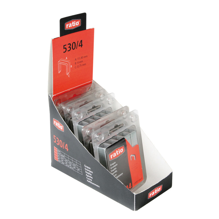 Expositor de grapas RATIO serie 530 mostrando varios paquetes para grapadoras manuales y eléctricas