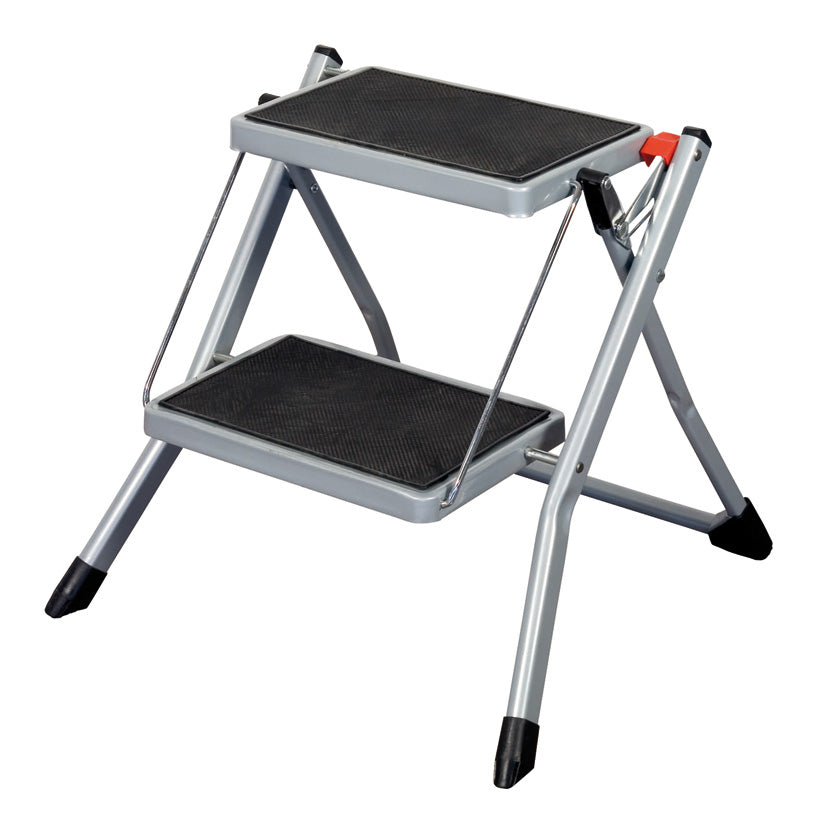 Taburete plegable de acero Habitex de 2 peldaños con plataformas antideslizantes negras y patas con tacos.