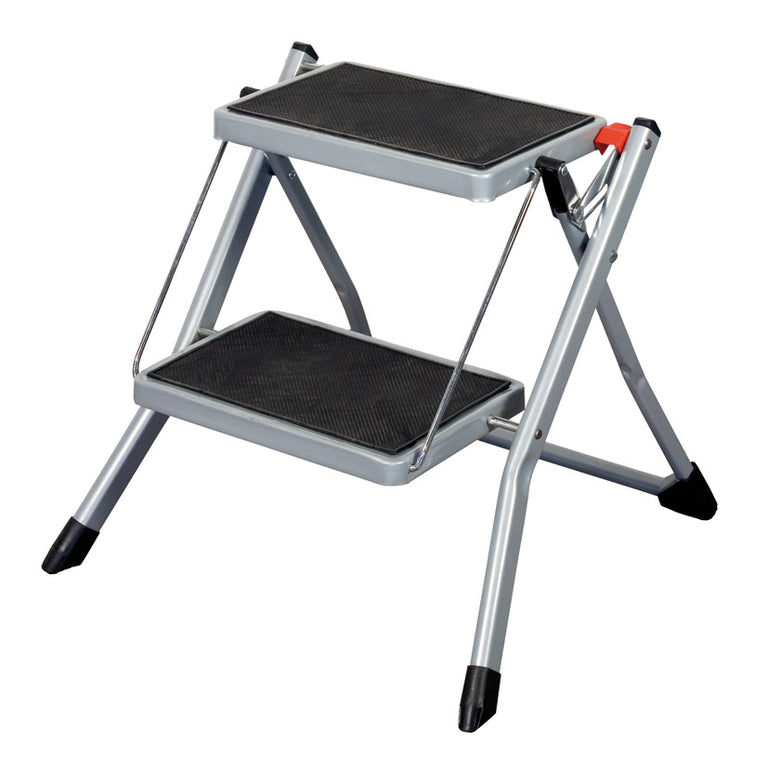 Taburete plegable de acero Habitex de 2 peldaños con plataformas antideslizantes negras y patas con tacos.