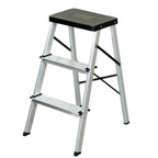 Escalera de aluminio Habitex de 3 peldaños con plataforma superior negra y estructura ligera reforzada.