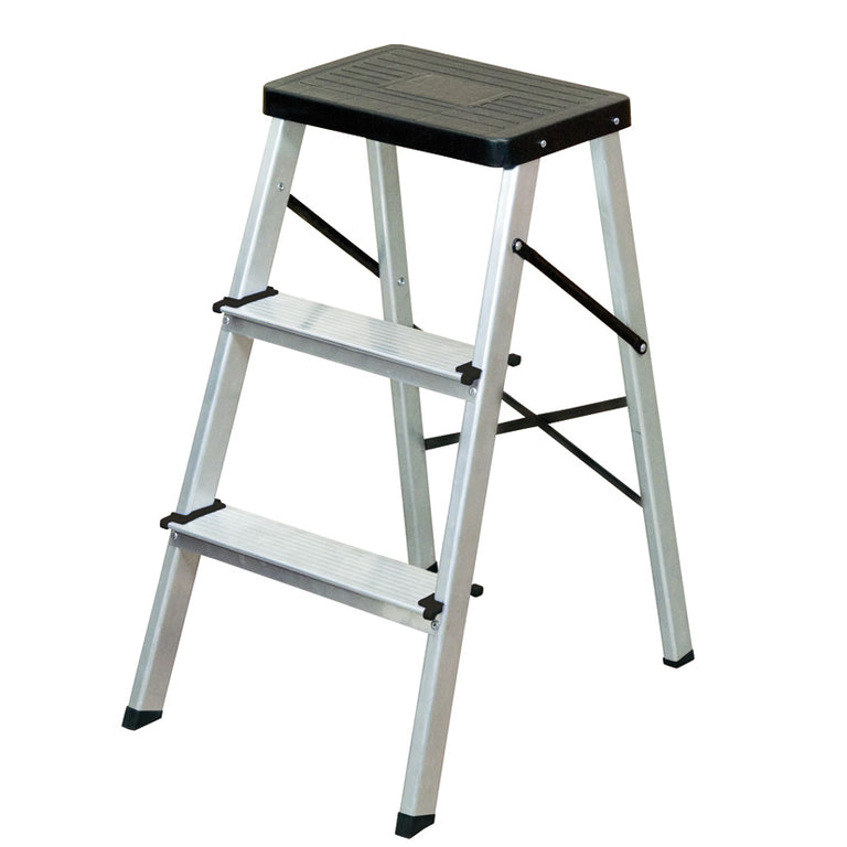 Escalera de aluminio Habitex de 3 peldaños con plataforma superior negra y estructura ligera reforzada.
