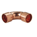 Curva de cobre de 90 grados con conexiones hembra-hembra para soldar en tuberías de fontanería y gas.