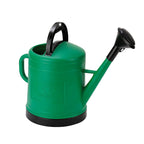 Regadera Garden verde de gran capacidad con doble asa y alcachofa negra para riego profesional.