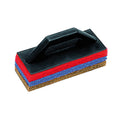 Mango ergonómico negro con tres estropajos intercambiables RUBI de colores rojo, azul y marrón para limpieza de juntas.