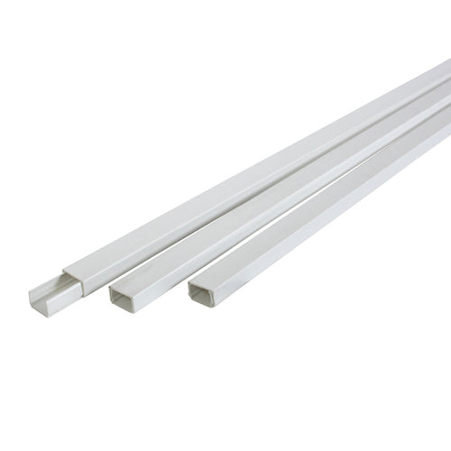 Canaletas plásticas blancas DUOLEC de diferentes secciones para organización de cables eléctricos.