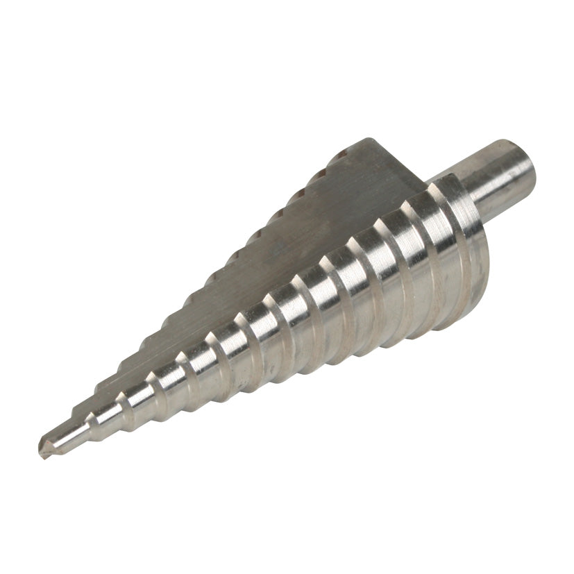 Broca escalonada RATIO MultiCut de acero HSS con diseño de canal recto y punta de centrado.