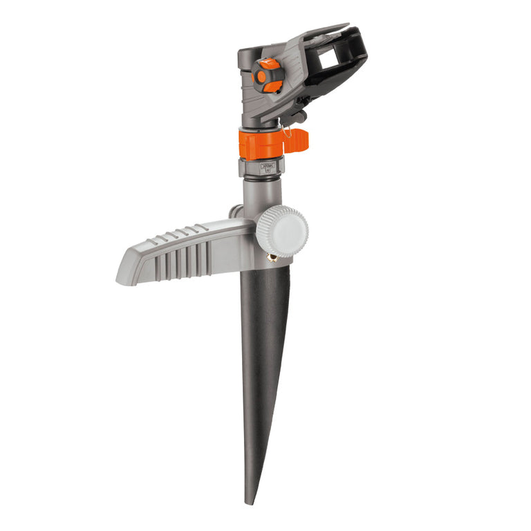Aspersor de impacto GARDENA Comfort sobre pincho para riego sectorial ajustable de jardín