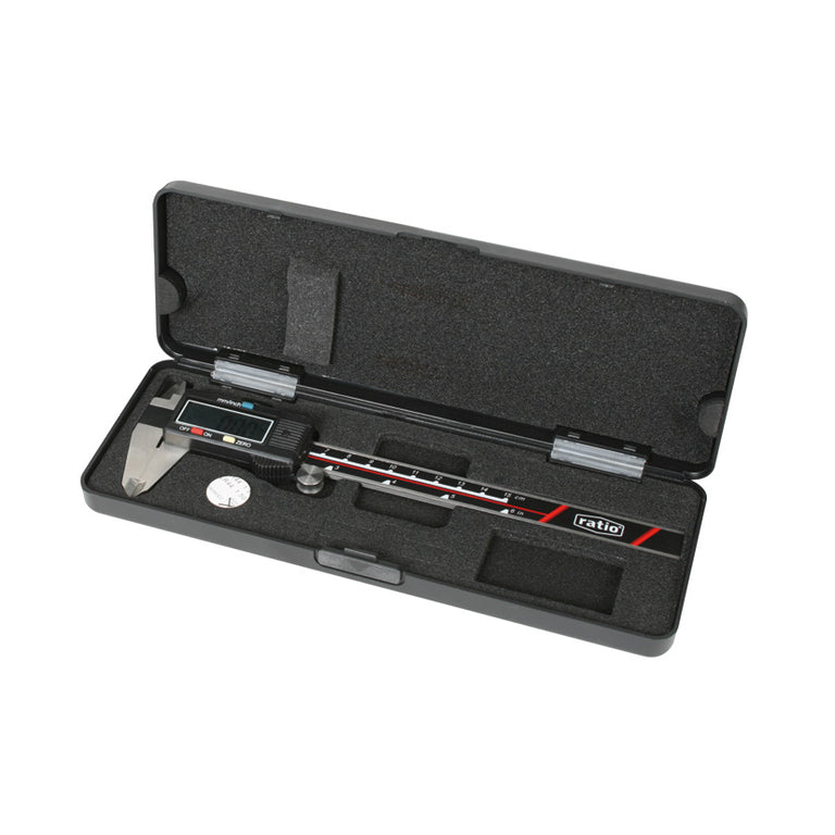 Calibre digital RATIO en estuche protector de plástico negro con acolchado de espuma
