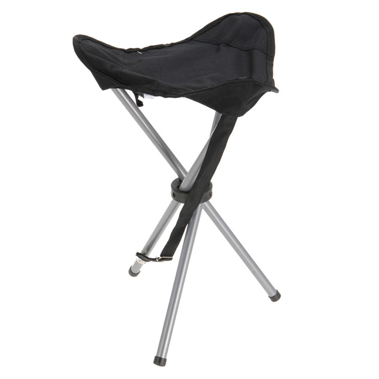 Taburete plegable de camping tipo trípode en color negro con estructura de acero gris y cinta de transporte.