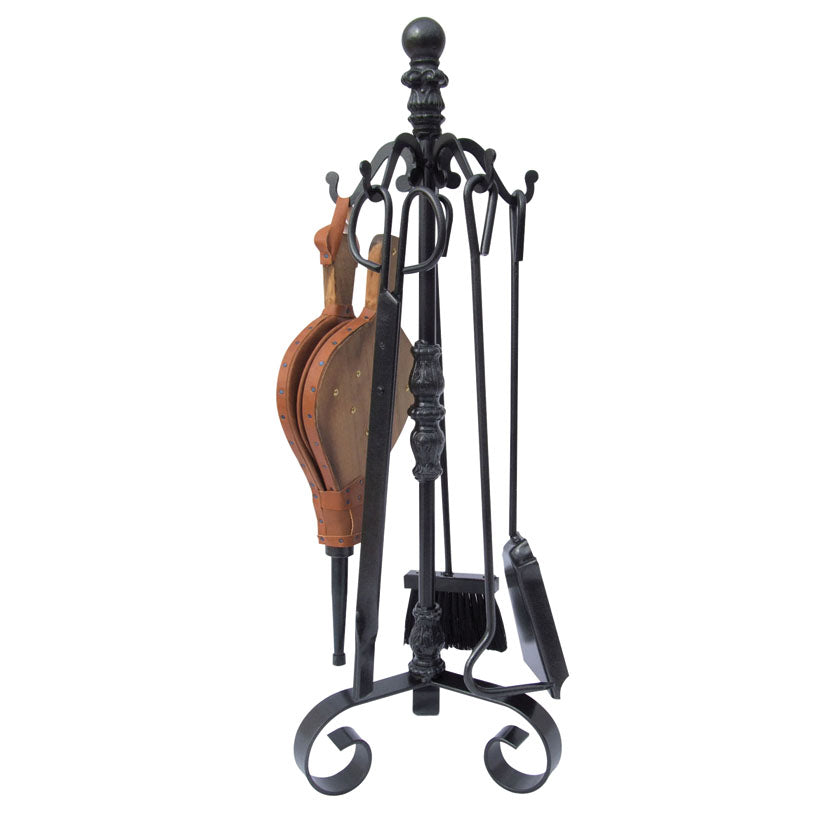 Juego de 5 accesorios para chimenea en hierro forjado con fuelle de madera y cuero sobre soporte central.
