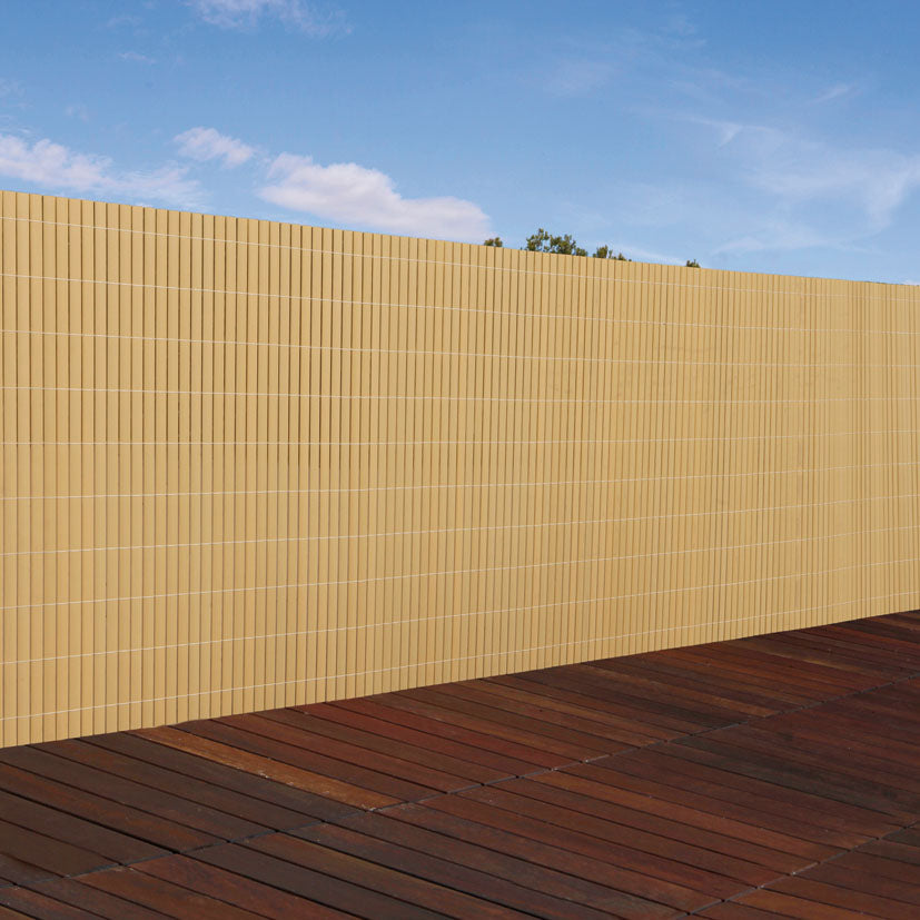 Instalación de cañizo de PVC color caña en terraza moderna con suelo de madera
