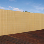 Instalación de cañizo de PVC color caña en terraza moderna con suelo de madera
