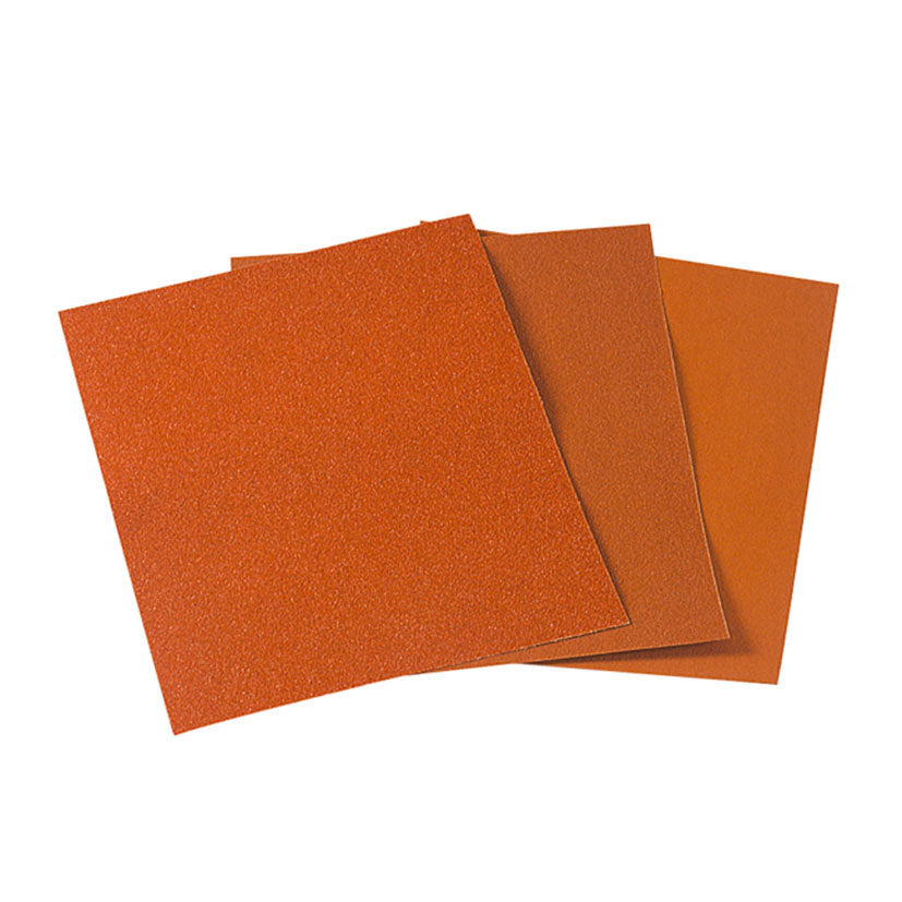 Tres hojas de papel de lija Wolfcraft Super de color naranja en diferentes texturas de grano