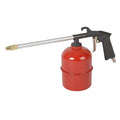 Pistola de petrolear RATIO con depósito rojo de 750cc, boquilla larga metálica y mango ergonómico negro.