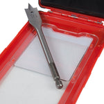 Primer plano de broca plana para madera RATIO sobre estuche protector rojo y negro