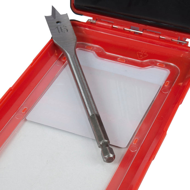 Primer plano de broca plana para madera RATIO sobre estuche protector rojo y negro