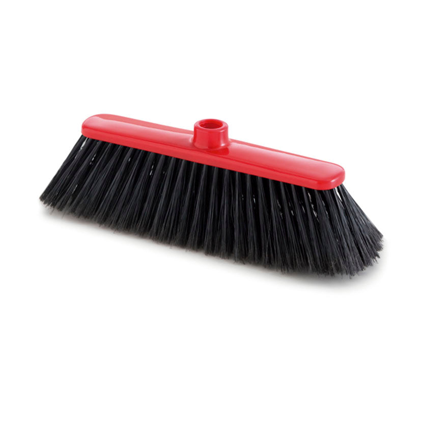 Escoba PLASVIDAVI Sena con base roja y cerdas negras densas para barrido de interiores.