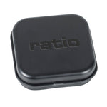 Estuche metálico negro compacto con logotipo RATIO grabado para kit de reparación de bicicletas.