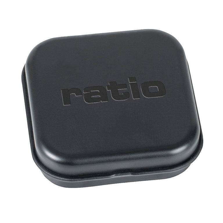 Estuche metálico negro compacto con logotipo RATIO grabado para kit de reparación de bicicletas.
