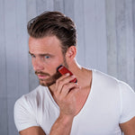 Hombre utilizando la recortadora de precisión Wahl para perfilar la barba y las patillas con detalle.