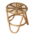 Mesa auxiliar redonda de ratán natural modelo Arie con diseño superior en espiral y estructura reforzada.