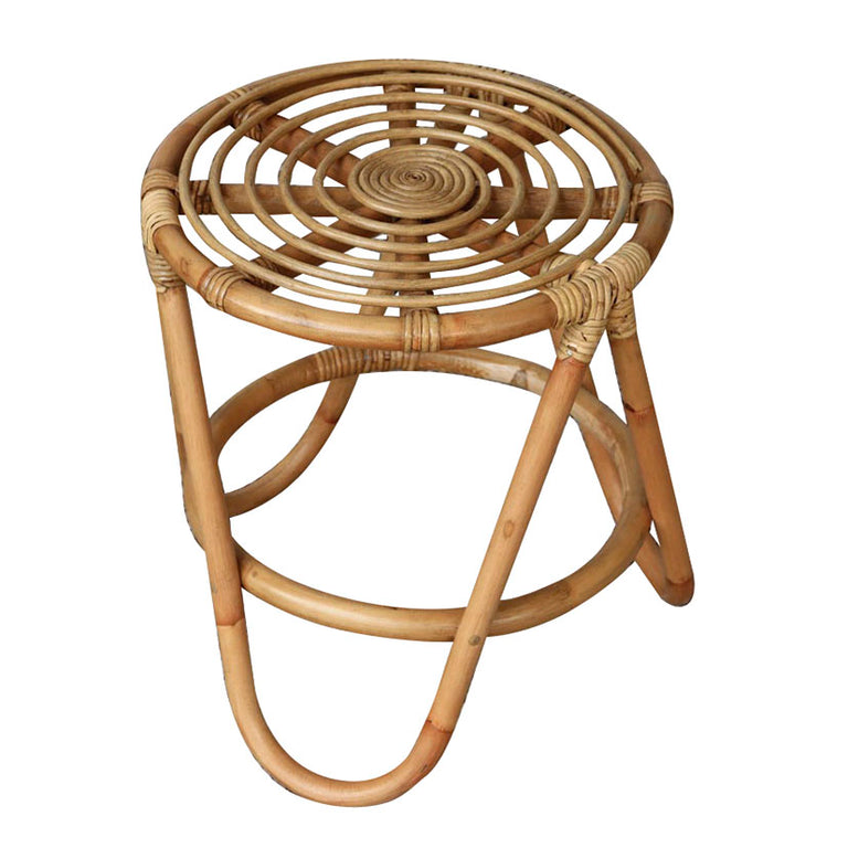 Mesa auxiliar redonda de ratán natural modelo Arie con diseño superior en espiral y estructura reforzada.