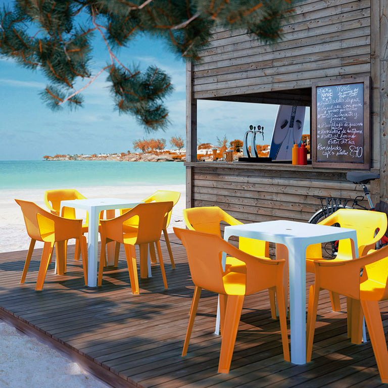 Conjunto de sillas Resol Cool en colores blanco y naranja en terraza de playa