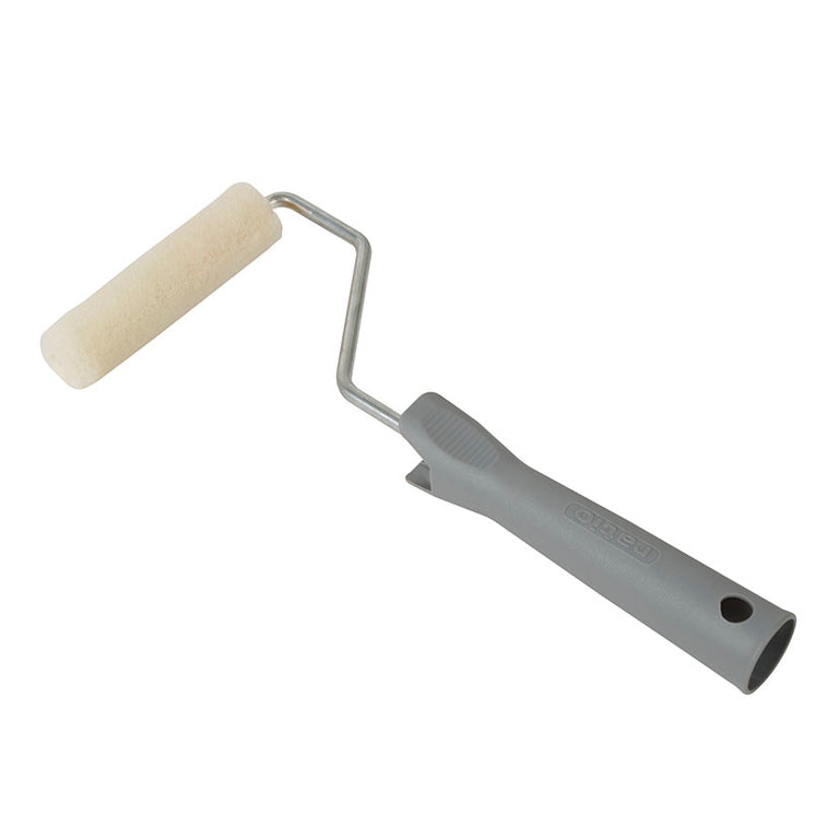 Detalle de minirodillo velour RATIO serie Brico montado en varilla para lacar