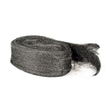 Madeja de lana de acero gris para pulido y limpieza de superficies de madera y metal.