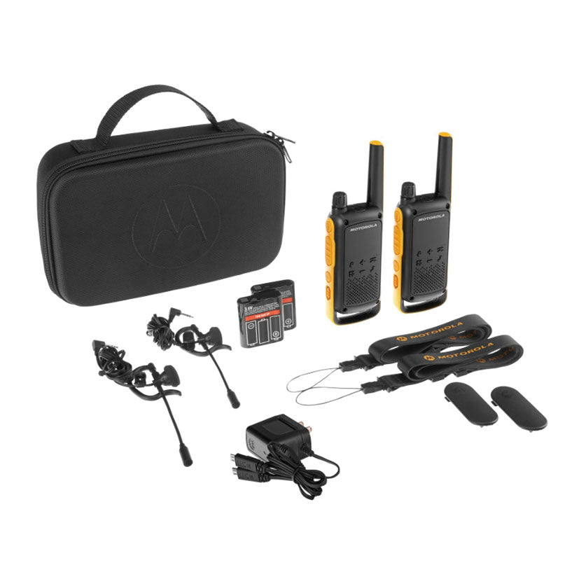 Contenido del kit Motorola T82 Extreme: radios, auriculares, baterías, cargador, correas y maletín de transporte.