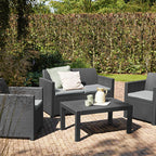 Set de muebles de exterior Keter Merano instalado en un patio con cojines grises y decoración de jardín.