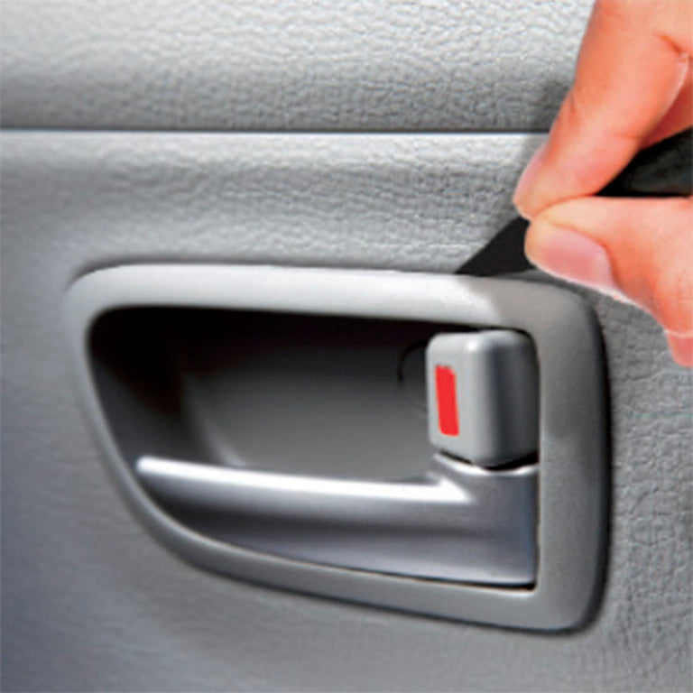 Aplicación de adhesivo Nural 25 en la maneta interior de la puerta de un coche para reparación