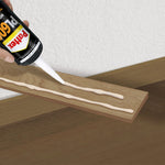 Aplicación de adhesivo Pattex PRO600 en cordones sobre una pieza de madera para montaje en pared.