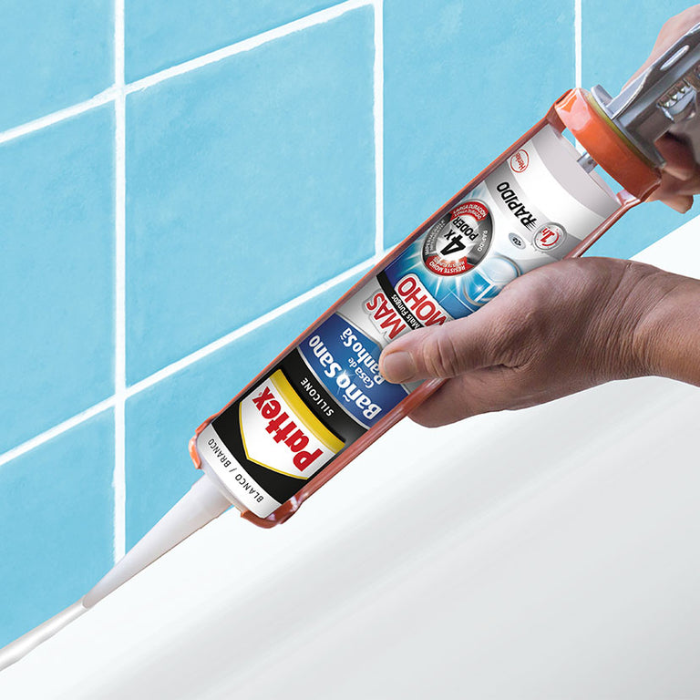 Uso de pistola aplicadora con silicona Pattex en juntas de azulejos