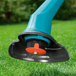 Cabezal de corte del recortabordes GARDENA SmallCut con sistema de alimentación de hilo por golpeo.