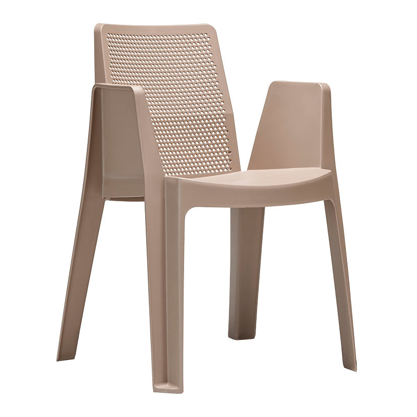 Silla de resina Play color arena con reposabrazos y respaldo perforado para exterior