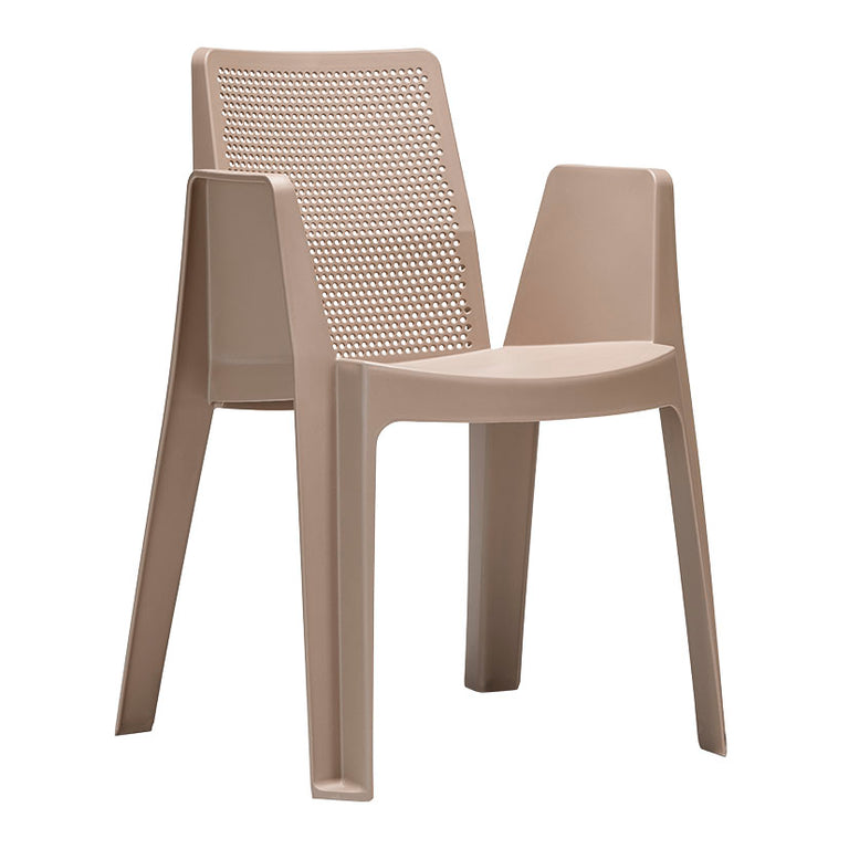 Silla de resina Play color arena con reposabrazos y respaldo perforado para exterior
