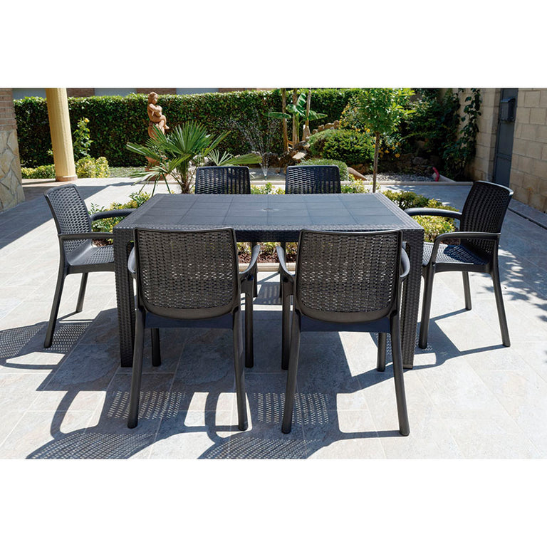 Conjunto de mesa y sillas de jardín serie Plasmir modelo Elegance en terraza exterior.