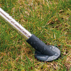Base con pincho estabilizador para clavar la ducha de jardín de forma segura en el césped