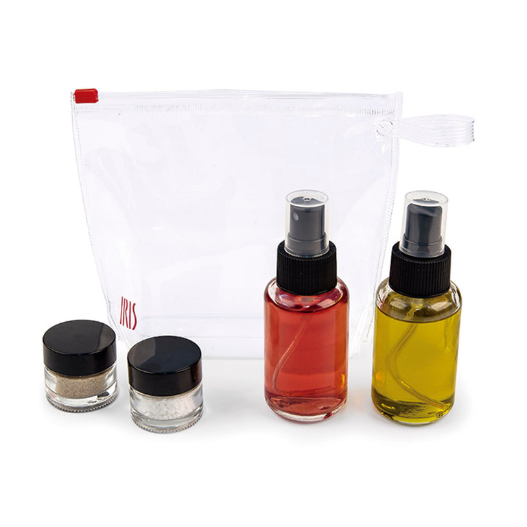 Set de condimentos IRIS con dos botellas spray de vidrio y dos tarros pequeños junto a bolsa transparente.