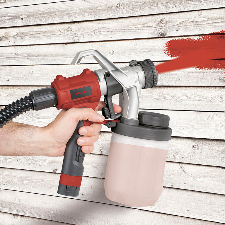 Demostración de uso de la turbina RATIO R800X aplicando pintura roja sobre madera