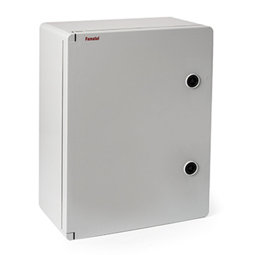 Armario eléctrico estanco FAMATEL Magna IP65 color gris con doble cierre de seguridad.