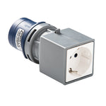 Adaptador Famatel con clavija industrial azul 2P+T y base de enchufe doméstico Schuko blanca